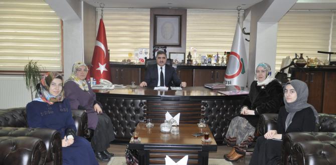 Bülbül Hatun Kız Anadolu İmam Hatip Lisesi öğretmen ve öğrencileri Belediye Başkanı Cafer Özdemir’i makamında ziyaret etti.