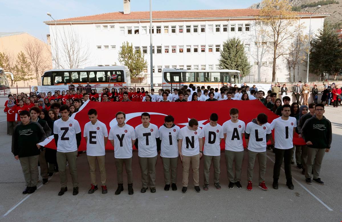 MACİT ZEREN FEN LİSESİ ÖĞRENCİLERİ AFRİN’DEKİ KAHRAMANLARIMIZA BAYRAK VE MEKTUP GÖNDERDİ