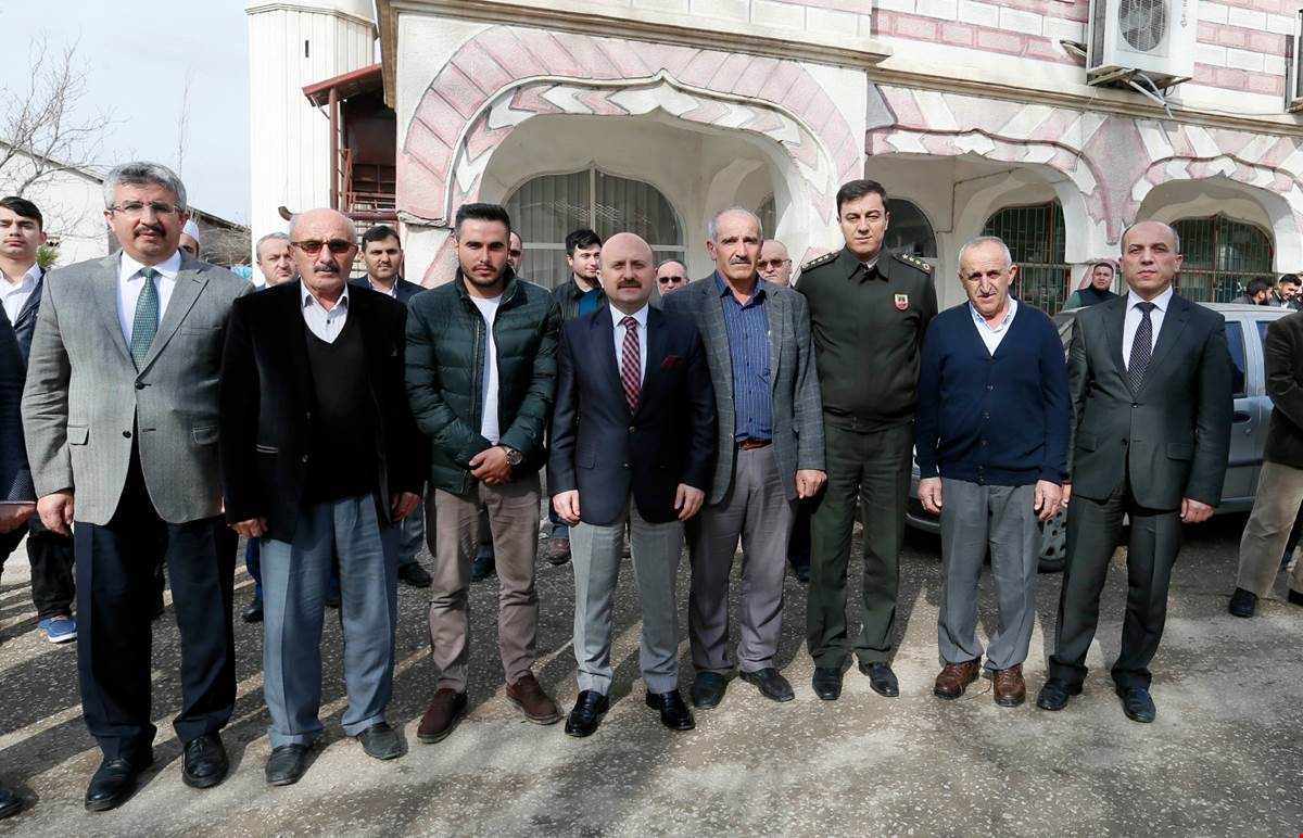 VALİMİZ, AFRİN KAHRAMANI P.UZM.ÇAVUŞ ENES KAVAK’I ZİYARET EDEREK, KURNAZ KÖYÜ CAMİİ’NDE OKUTULAN MEVLİD-İ ŞERİF VE HATİM DUASINA KATILDI