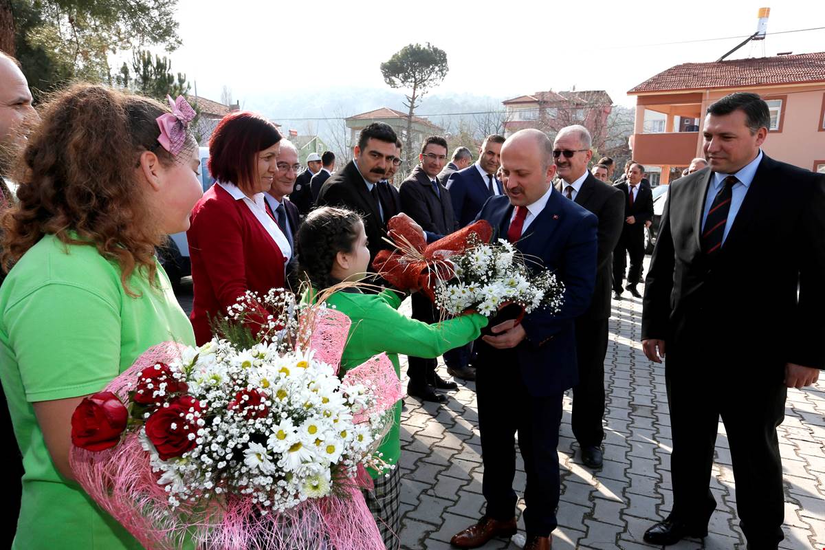 ŞEHİT HALİS ŞİMŞEK’ İN ADI TAŞOVA YEŞİLIRMAK ŞEHİT FERHAT BOLAT İLKOKULU ZENGİNLEŞTİRİLMİŞ KÜTÜPHANESİNDE YAŞATILACAK