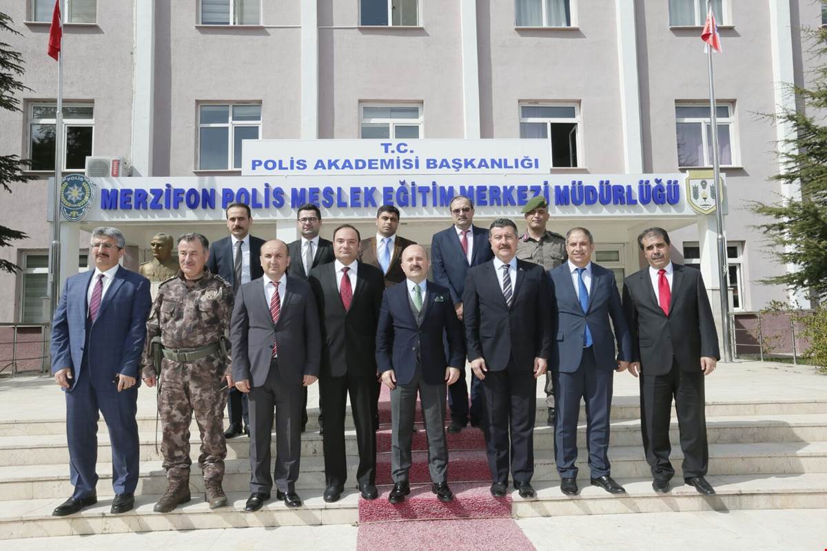 VALİMİZ DR. OSMAN VAROL, MERZİFON POLİS MESLEK EĞİTİM MERKEZİ MÜDÜRLÜĞÜ’NÜ ZİYARET EDEREK YENİLENEN ATIŞ VE EĞİTİM SAHALARINDA İNCELEMELERDE BULUNDU