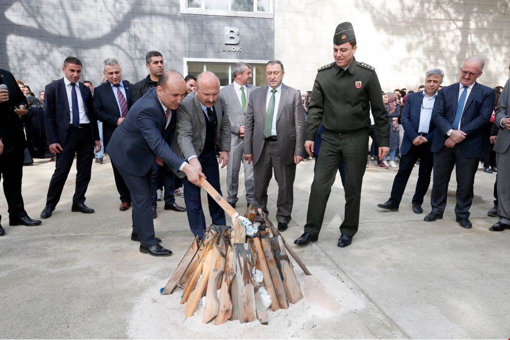 BAHARIN GELİŞİNİ, DOĞANIN UYANIŞINI TEMSİL EDEN NEVRUZ BAYRAMI, VALİMİZ DR. OSMAN VAROL’UN DA KATILIMIYLA AMASYA ÜNİVERSİTESİ’NDE COŞKUYLA KUTLANDI