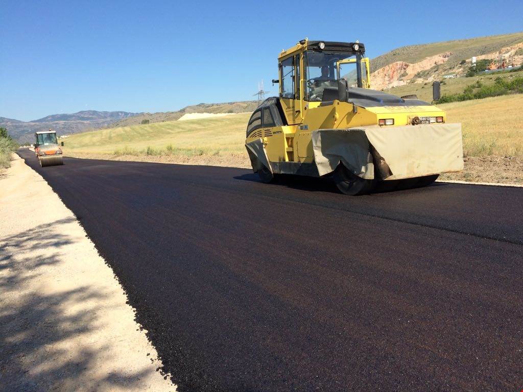 AMASYA İL ÖZEL İDARESİ YOL VE ULAŞIM HİZMETLERİ MÜDÜRLÜĞÜ BİTÜMLÜ SICAK KARIŞIM ASFALT PROGRAMI KAPSAMINDA YÜRÜTÜLEN ÇALIŞMALARINA DEVAM EDİYOR