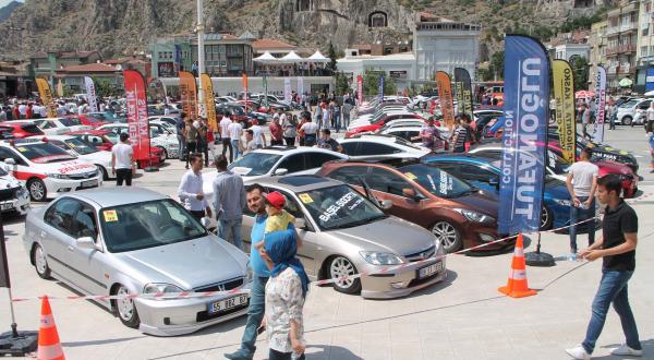Türkiye’nin dört bir yanından 500’den fazla modifiyeli araç Amasya Çelebi Mehmet Meydanında bir araya geldi.