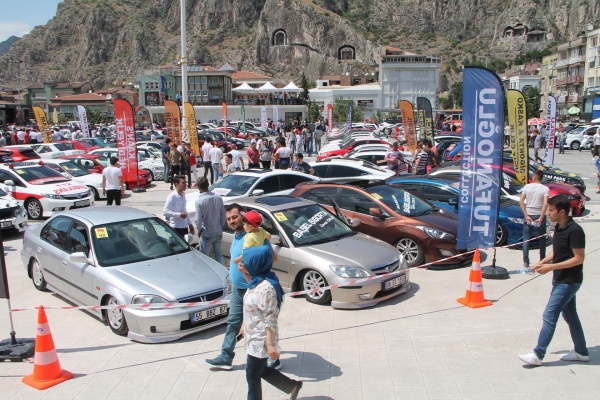 Türkiye’nin dört bir yanından 500’den fazla modifiyeli araç Amasya Çelebi Mehmet Meydanında bir araya geldi.