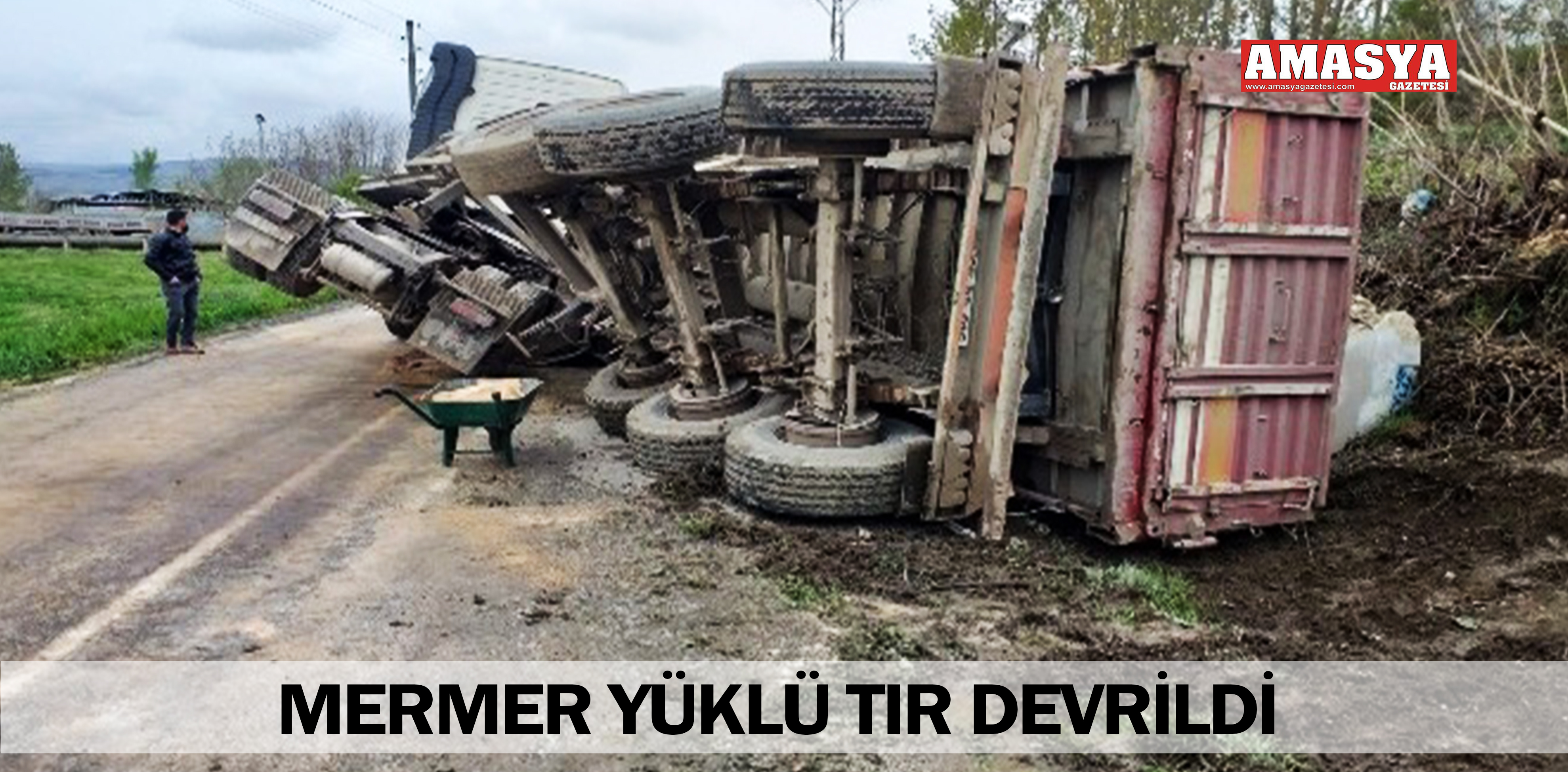 MERMER YÜKLÜ TIR DEVRİLDİ