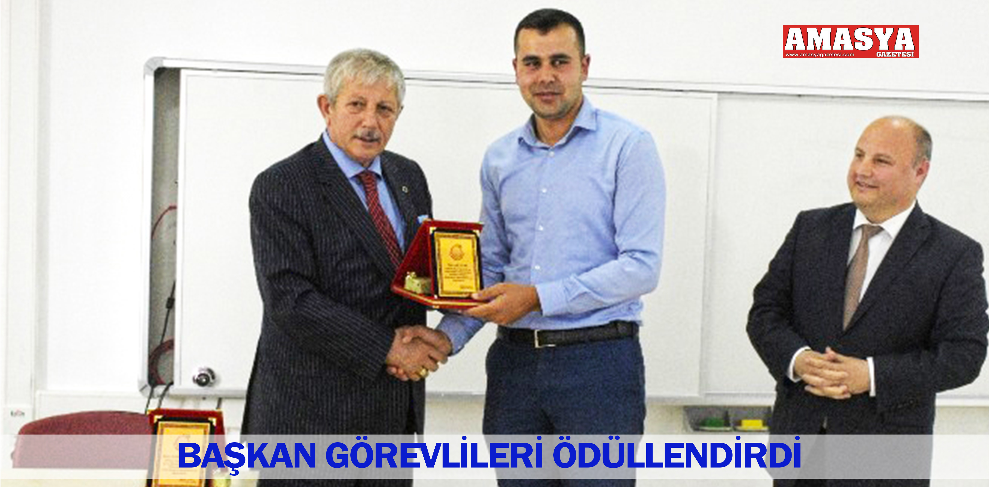 BAŞKAN GÖREVLİLERİ ÖDÜLLENDİRDİ