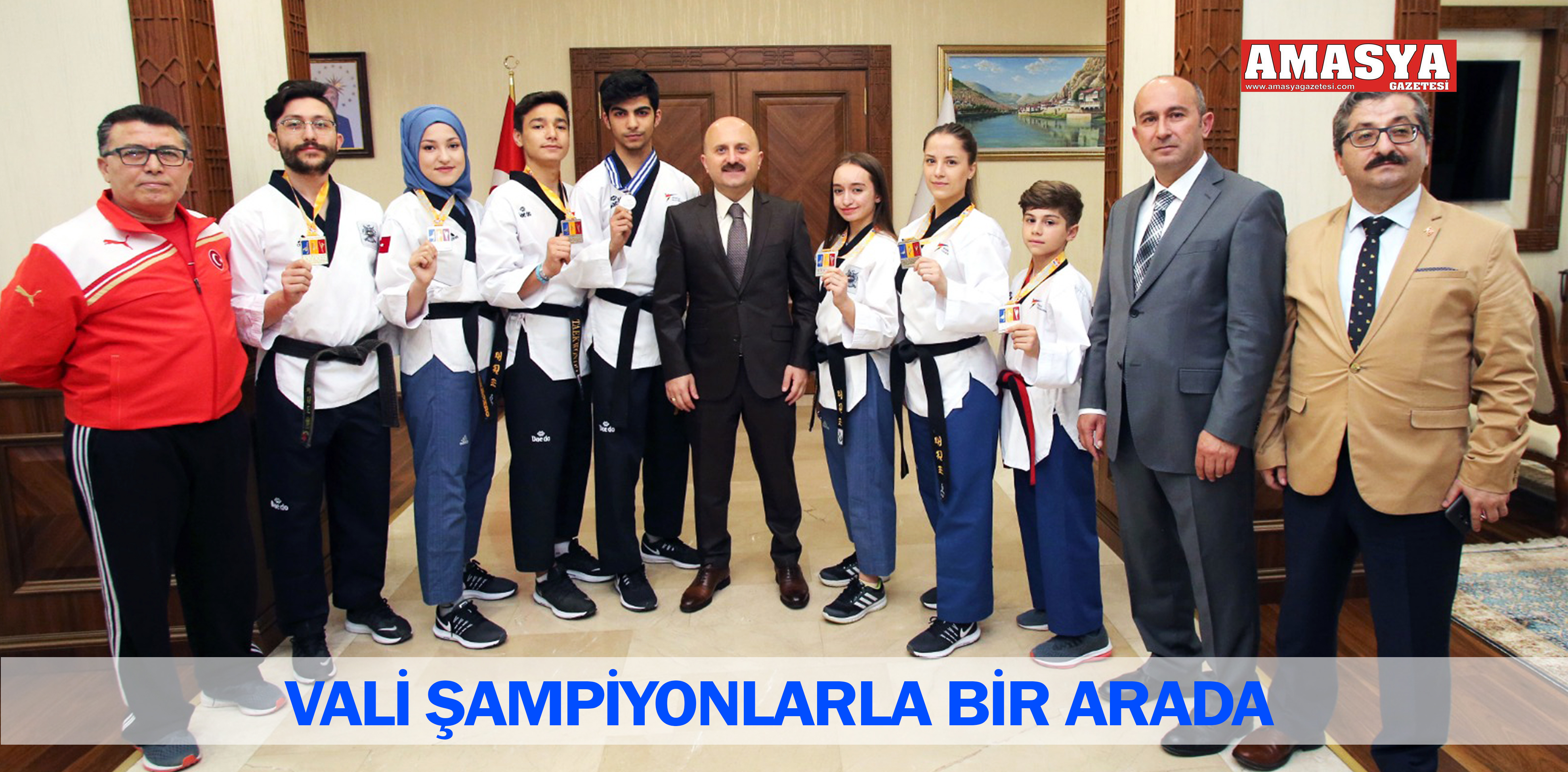 VALİ ŞAMPİYONLARLA BİR ARADA