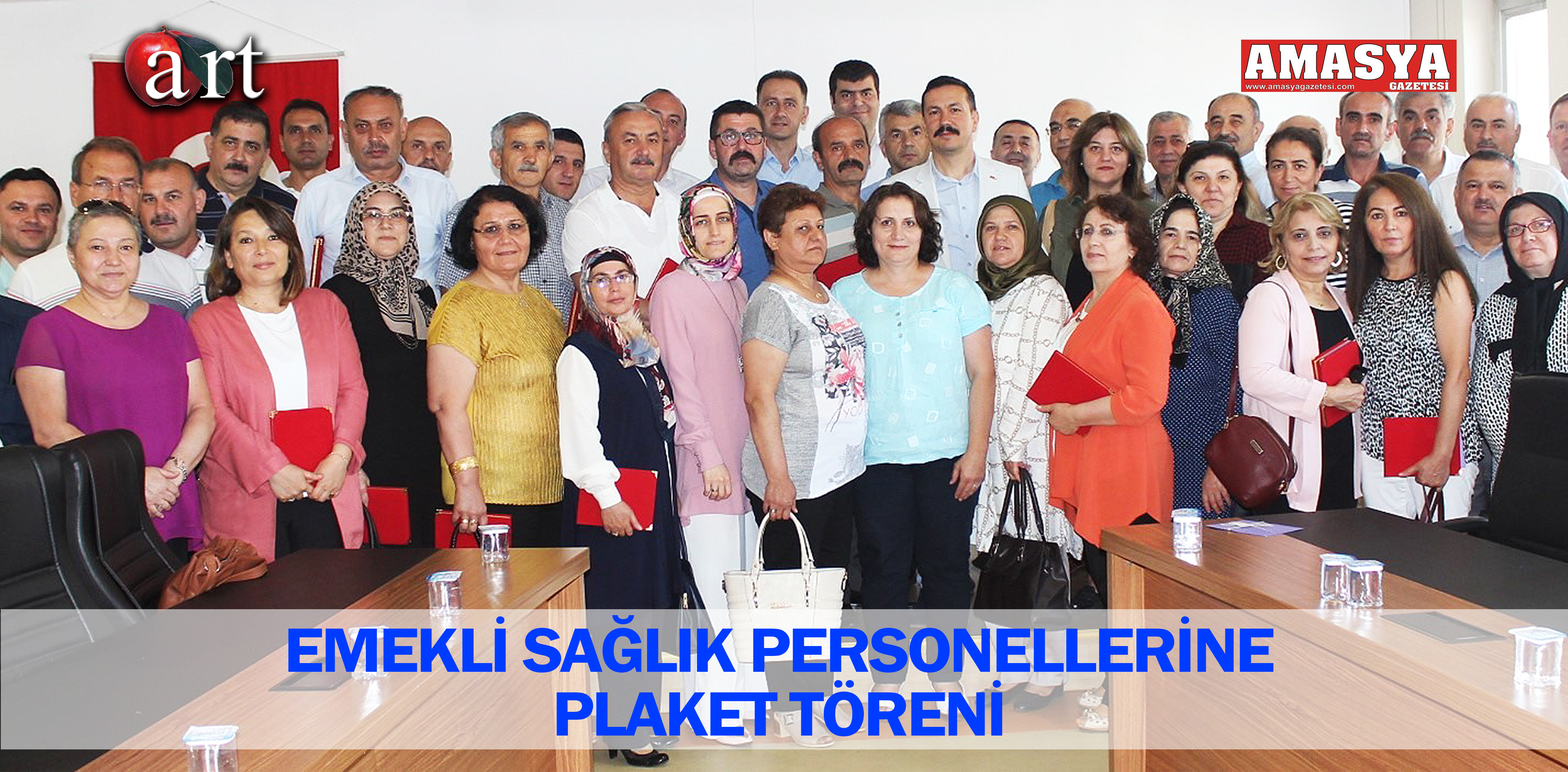 EMEKLİ SAĞLIK PERSONELLERİNE PLAKET TÖRENİ