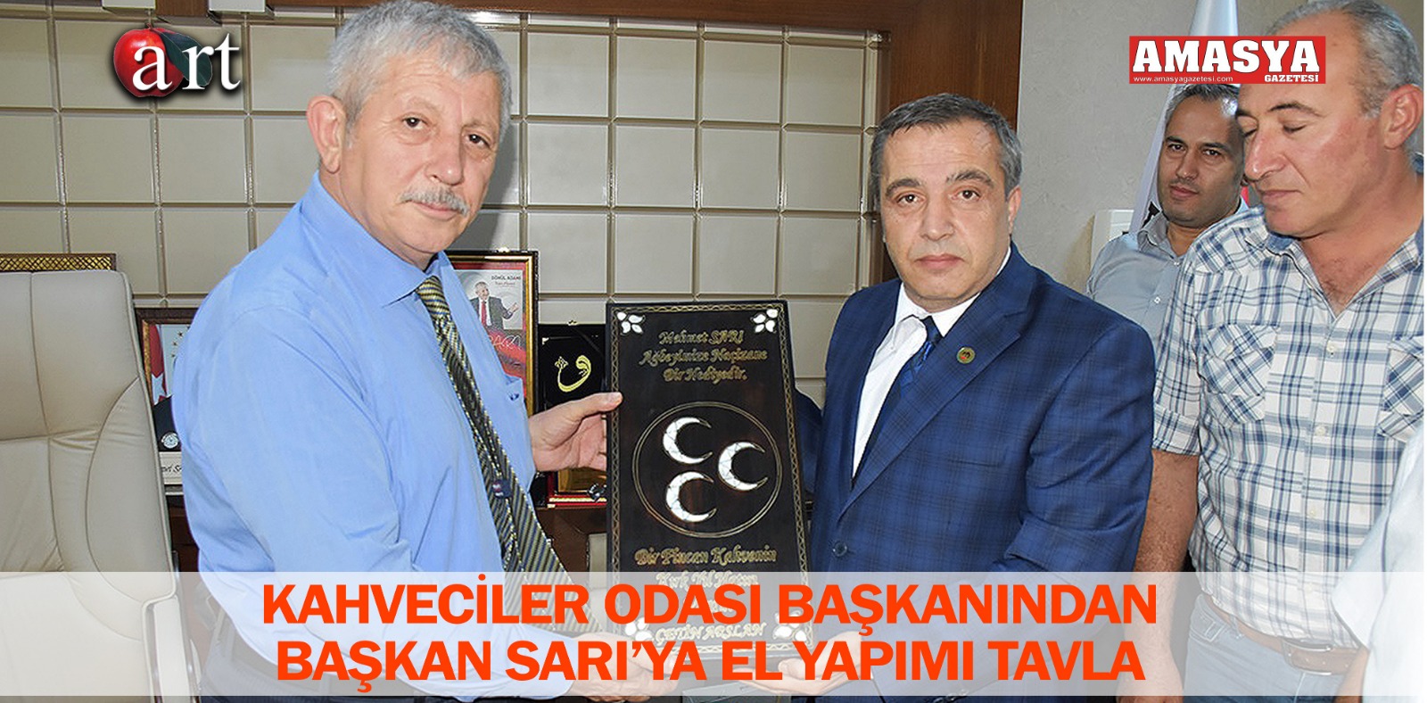 KAHVECİLER ODASI BAŞKANINDAN BAŞKAN SARI’YA EL YAPIMI TAVLA