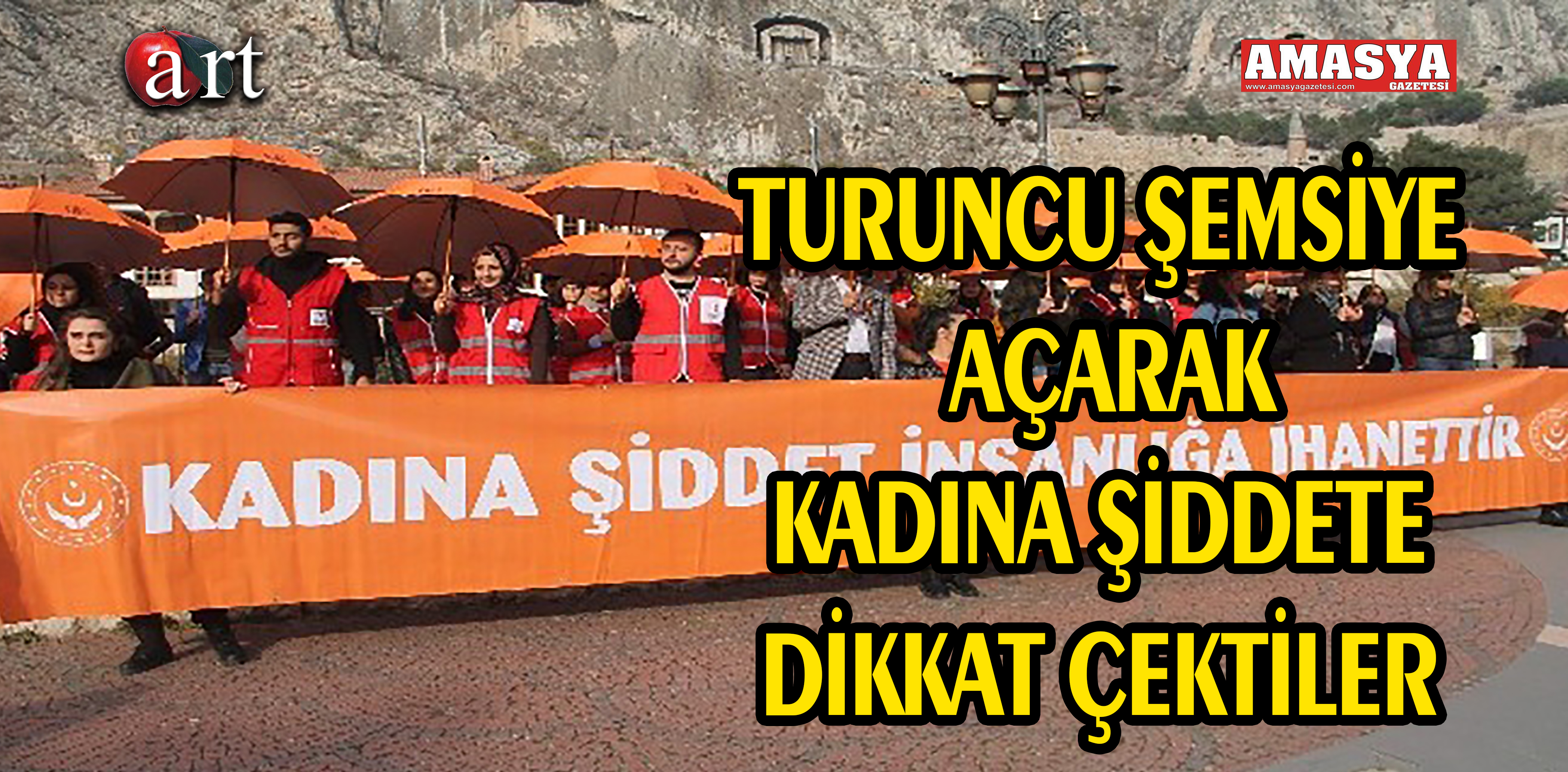 TURUNCU ŞEMSİYE AÇARAK KADINA ŞİDDETE DİKKAT ÇEKTİLER