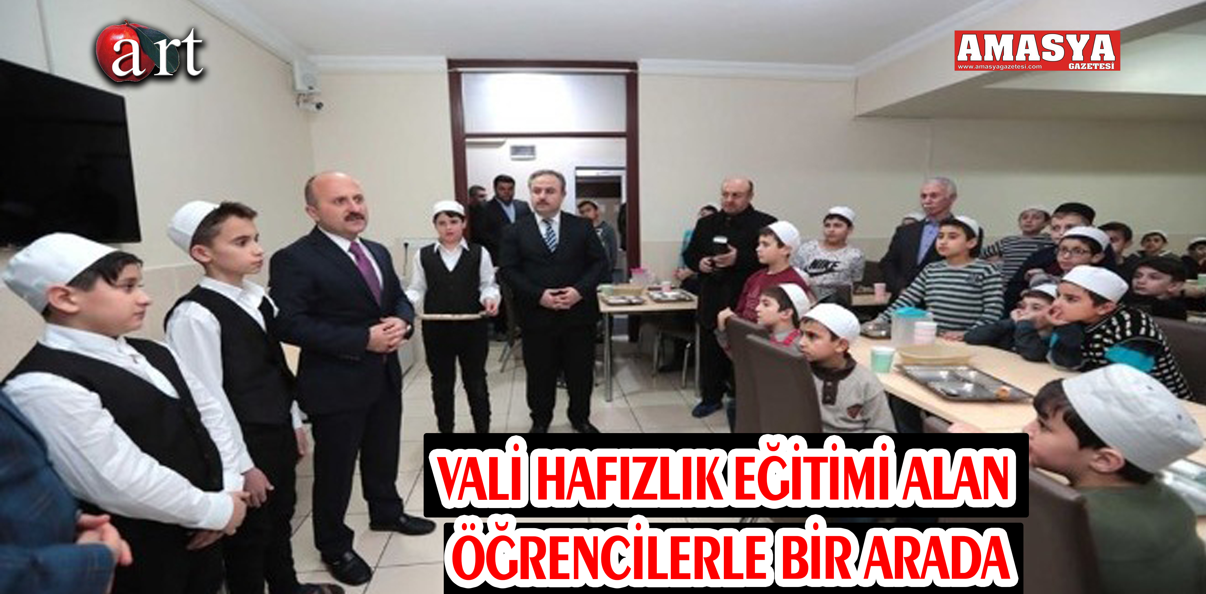 VALİ HAFIZLIK EĞİTİMİ ALAN ÖĞRENCİLERLE BİR ARADA