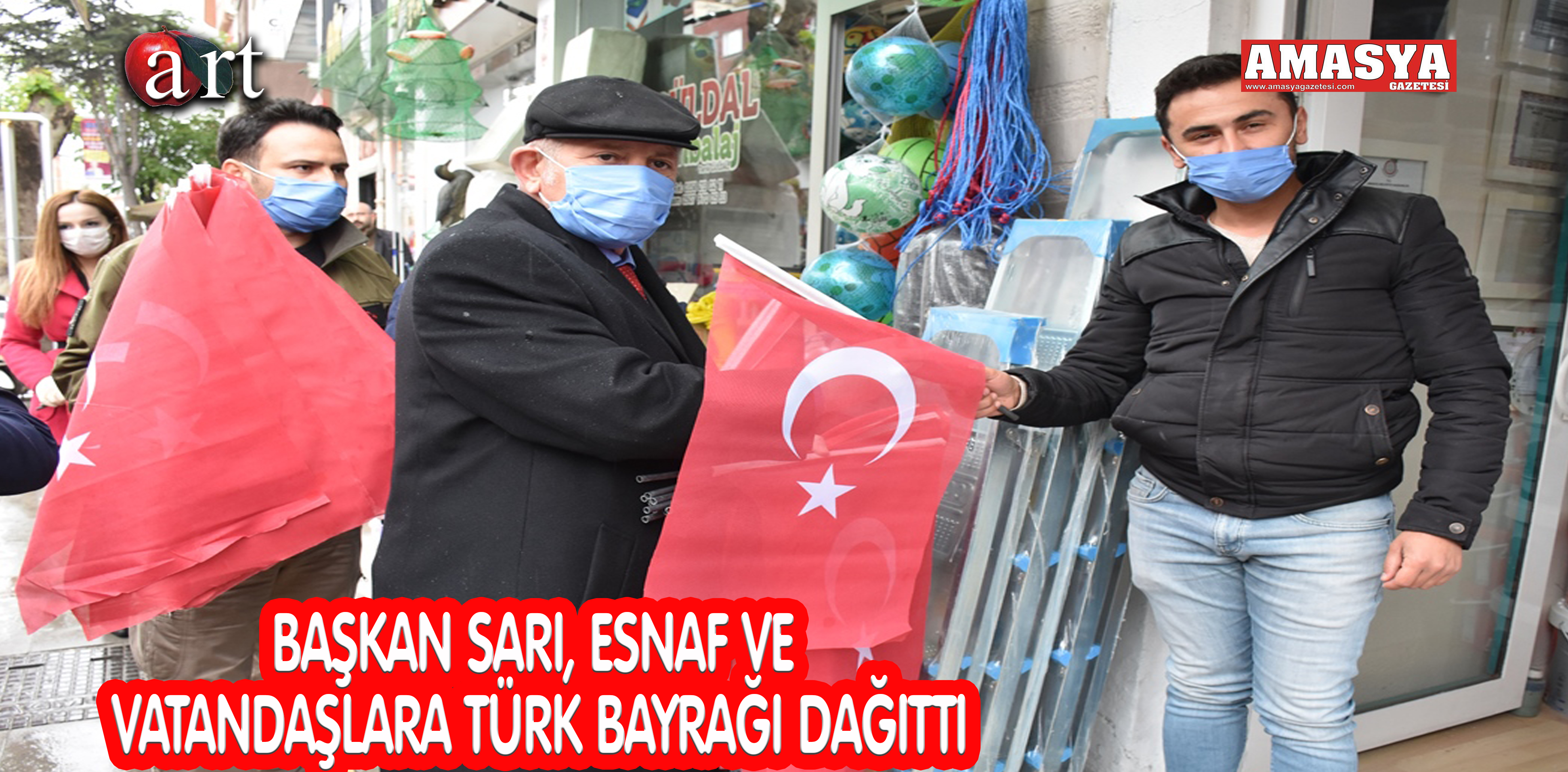 BAŞKAN SARI, ESNAF VE VATANDAŞLARA TÜRK BAYRAĞI DAĞITTI