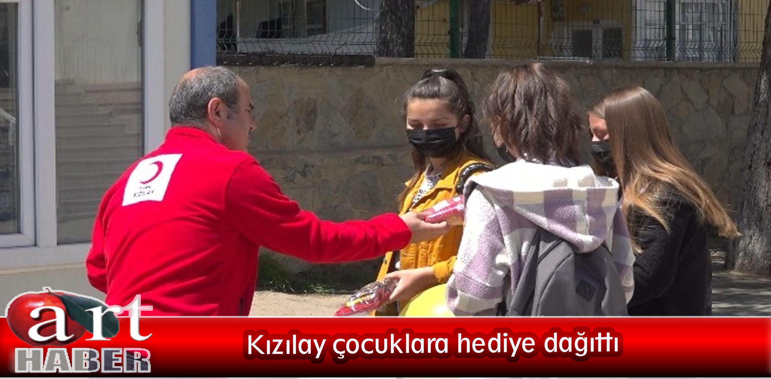 Kızılay çocuklara hediye dağıttı