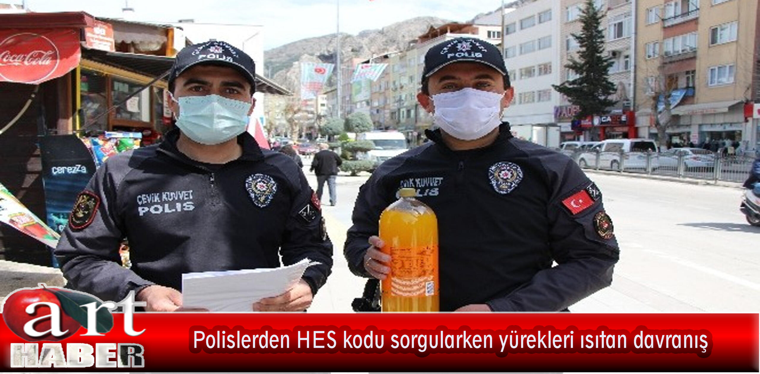 Polislerden HES kodu sorgularken yürekleri ısıtan davranış