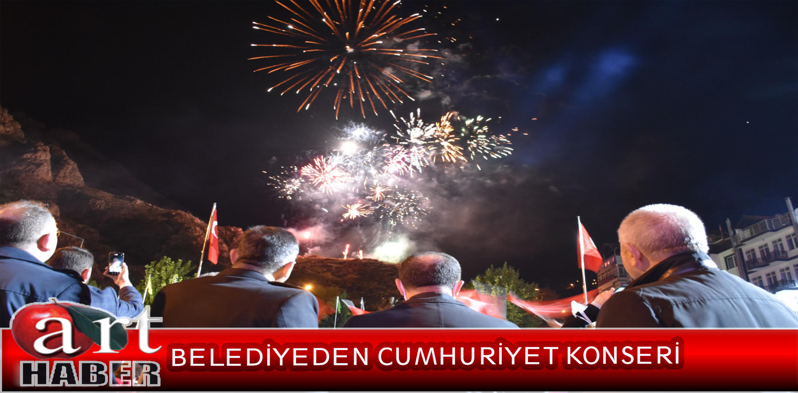 BELEDİYEDEN CUMHURİYET KONSERİ