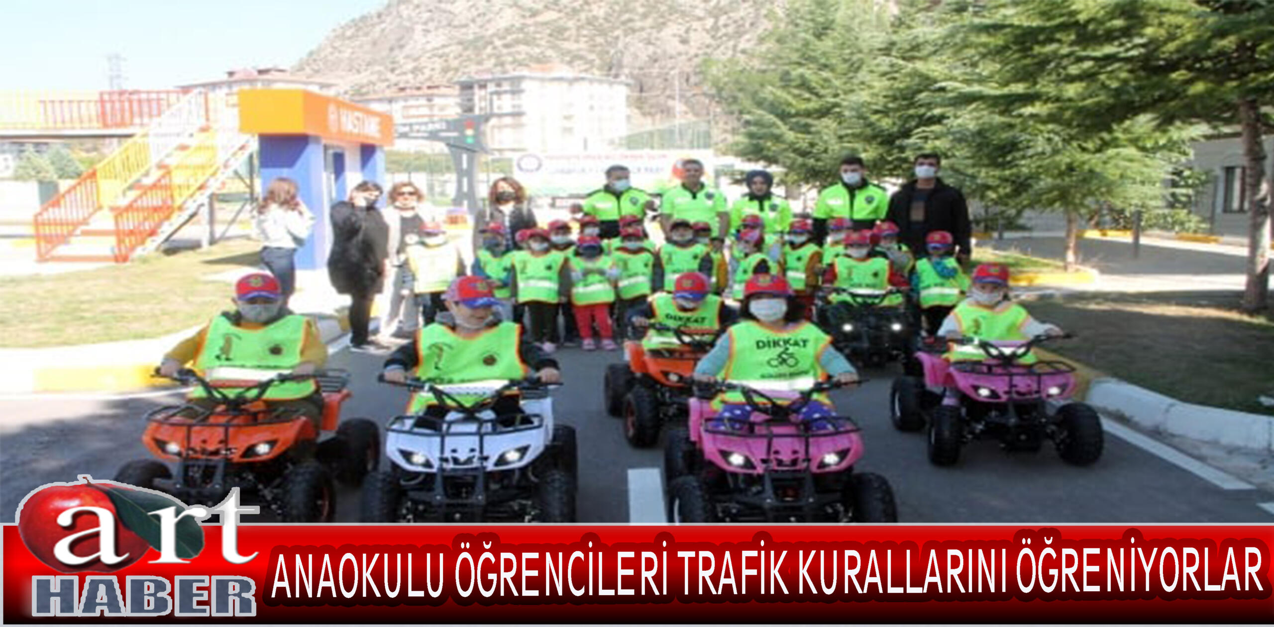 Anaokulu öğrencileri trafik kurallarını eğlenerek, uygulamalı öğreniyorlar.