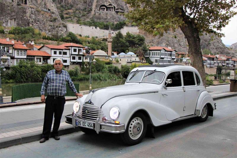 70 Yıllık Klasi̇k Otomobi̇l Görenleri̇ Hayran Bırakıyor