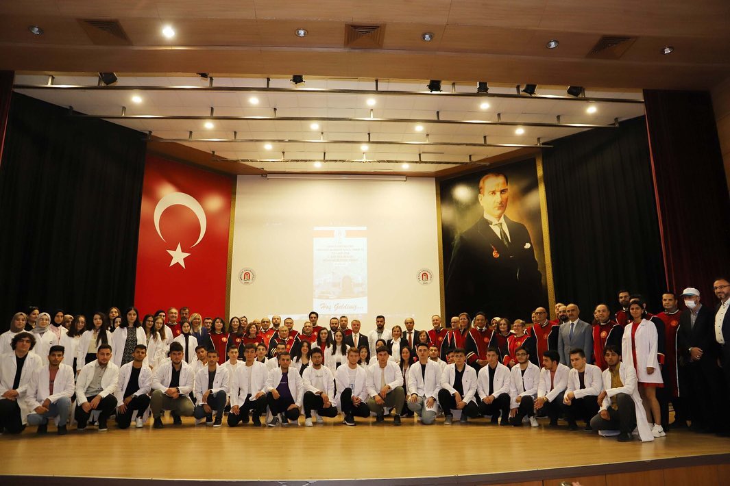 Amasya Üniversitesinde Önlük Giydirme Programı Yapıldı