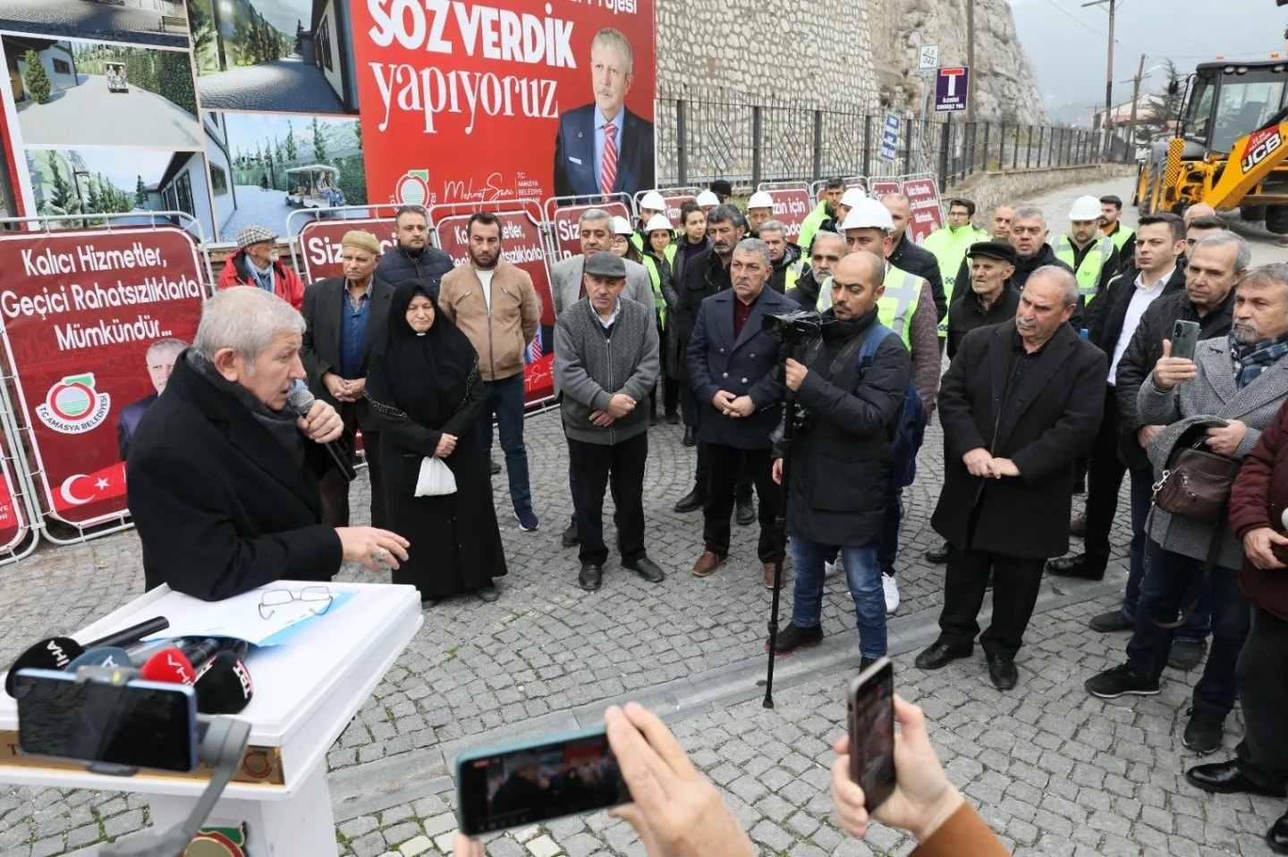 İÇERİŞEHİR’İN SOKAK SAĞLIKLAŞTIRMASI İÇİN İLK KAZMA VURULDU