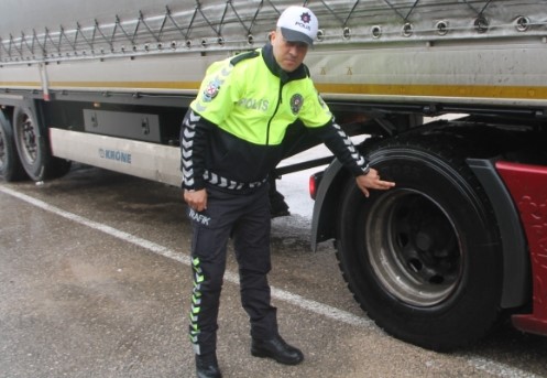 Kış aylarında trafikte yer alacak araç sürücülerini doğrudan ilgilendiren zorunlu kış lastiği uygulaması tüm yurtta olduğu gibi Amasya’da da 1 Aralık itibariyle başlayacak.