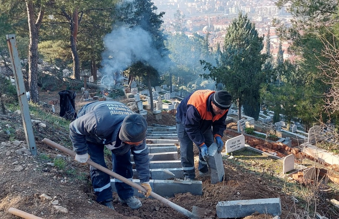 CENAZE HİZMETLERİNİN YANINDA, MEZARLIKLARDA DÜZENLENİYOR