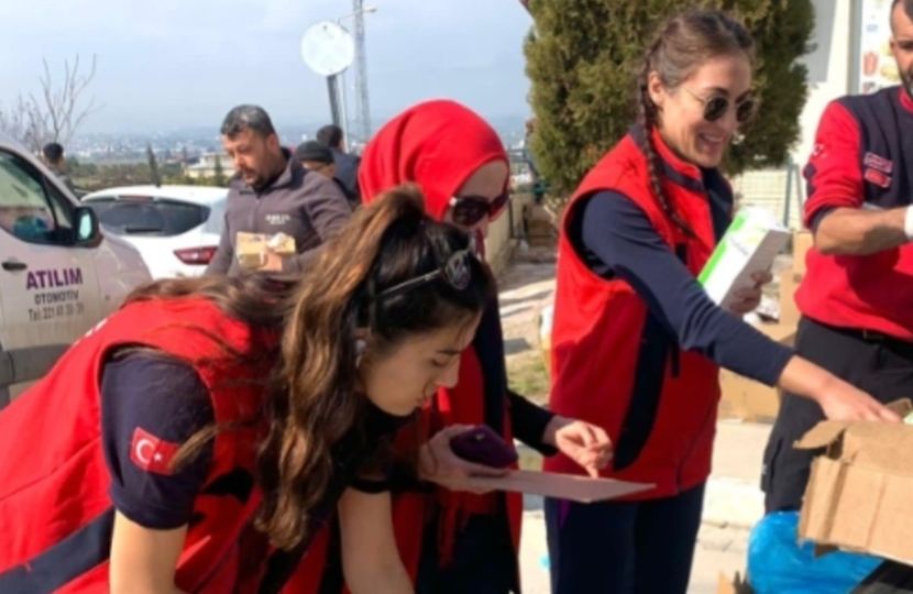 Amasya İl Sağlık Müdürlüğü UMKE ekipleri deprem bölgesinde yaraları sarmaya devam ediyor.