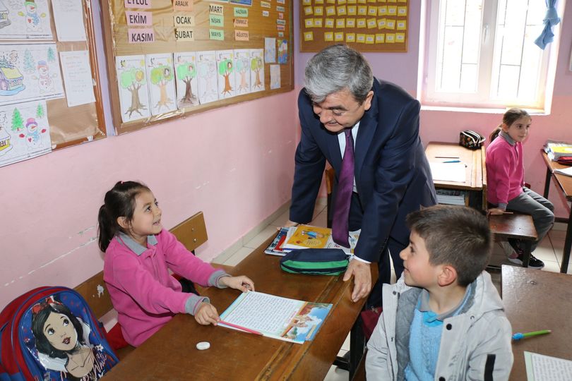 Amasya İl Millî Eğitim Müdürü Mehmet Türkmen okul ziyaretlerine Çiğdemlik İlkokulu ile devam etti.