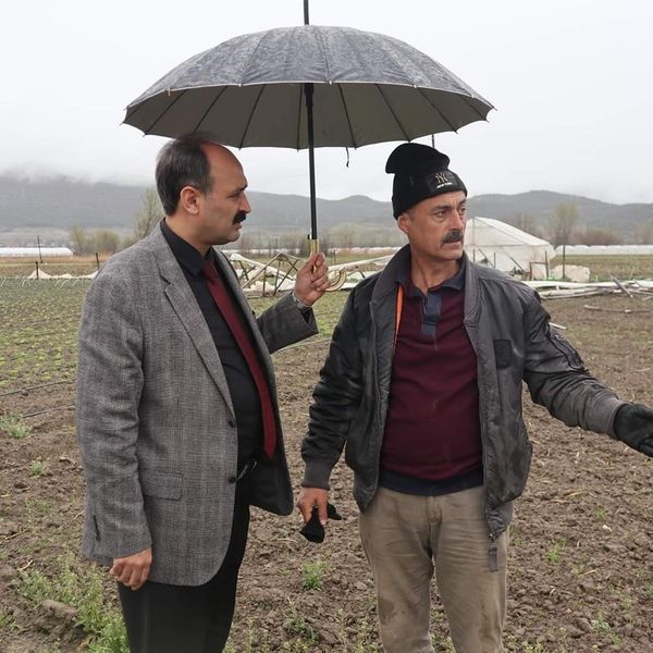 İl Tarım ve Orman Müdürü Hayrullah Göktekin seraları hasar gören çiftçileri ziyaret etti.