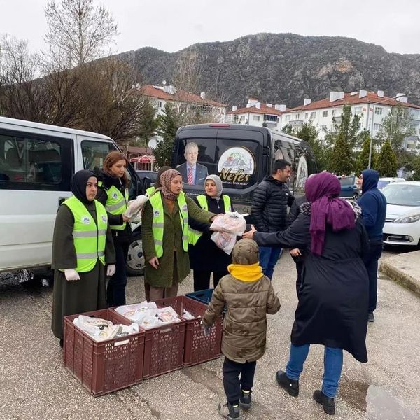 Nefes Derneğimiz mahallelerimizi ziyaret ederek,hemşehrilerimize pide ikramında bulunmaya devam ediyor.🫓