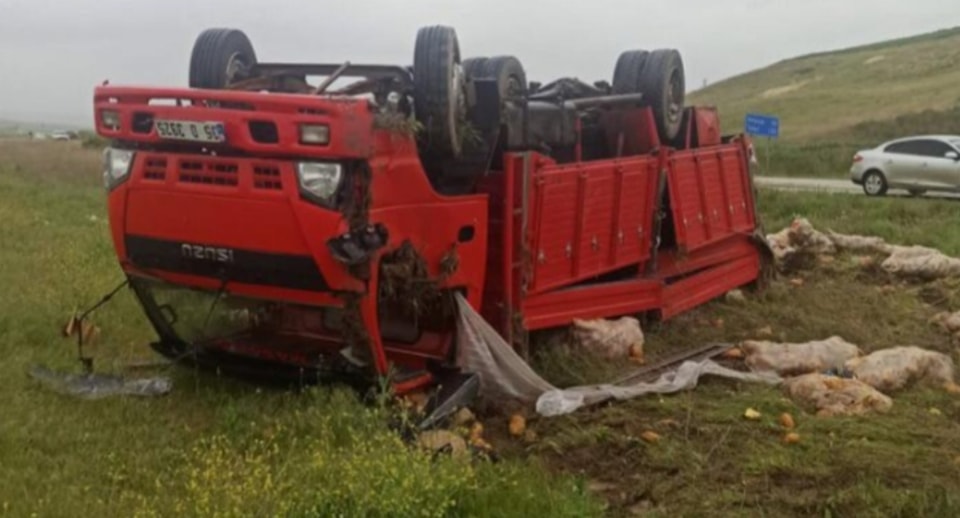 Amasya’da yaşanan trafik kazasında bir kamyon yoldan çıkarak tarlaya uçtu. Ters dönen kamyonun sürücüsü yaralandı.