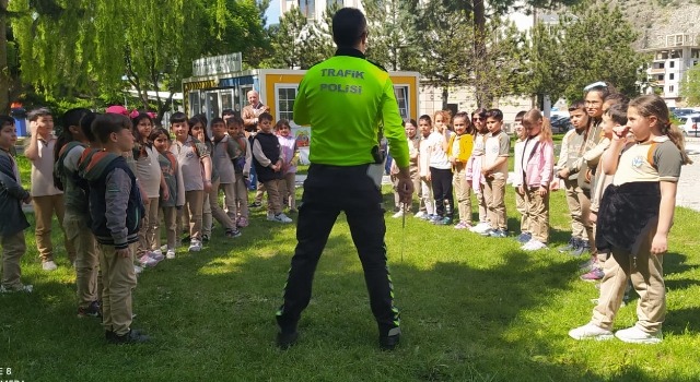 Amasya Fatih İlköğretim Okulu öğrencileri, Çocuk Trafik Eğitim parkında görevli eğitmenler tarafından trafik kuralları hakkında bilgi aldı.