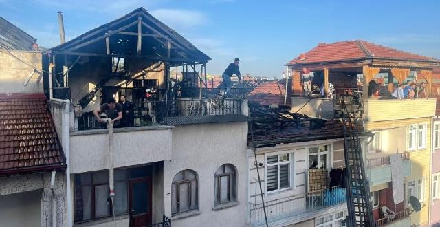 Amasya’nın Taşova ilçesinde çıkan çatı yangını