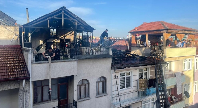 Amasya’nın Taşova ilçesinde çıkan çatı yangını