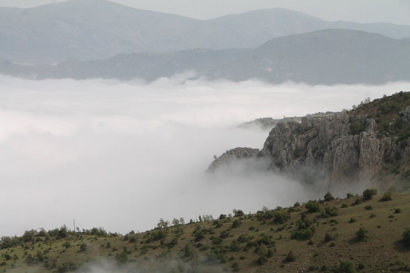 Amasya’da sabah saatlerinde oluşan sis adeta bir denizi andırdı. Amasya’nın bin 68 rakımlı Ermiş Köyünden Amasya’ya bakıldığında eşsiz güzellikte oluşan sis denizi adeta büyüledi.