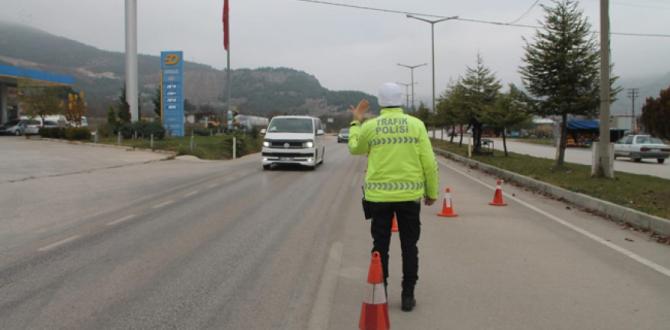 Amasya İl Emniyet Müdürlüğü Trafik Denetleme Şube Müdürlüğü ekipleri, trafik kurallarına uymayan sürücülere yönelik yoğun bir denetim gerçekleştirdi.