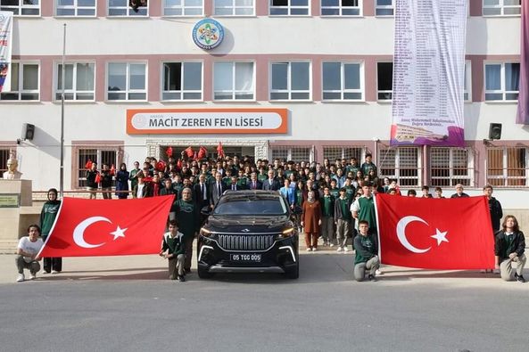 CUMHURİYET’İMİZİN 100. YILINDA MİLLİ GURURUMUZ OLAN TOGG MACİT ZEREN FEN LİSESİNDE ÖĞRENCİLERLE BULUŞTURULDU