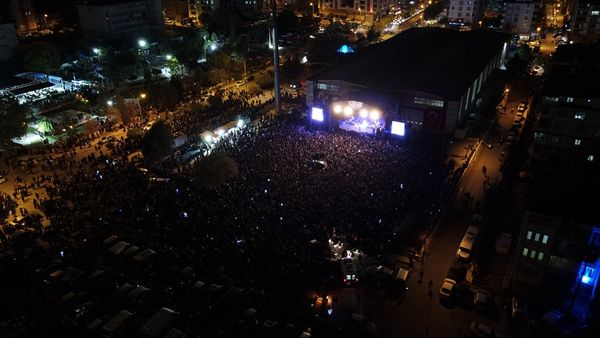 Cumhuriyet’in 100. yılında Amasya’nın Merzifon ilçesinde konser veren Mustafa Sandal, “Mustafa Kemal Atatürk tam 100 yıl önce bizlere bu emaneti bıraktı.