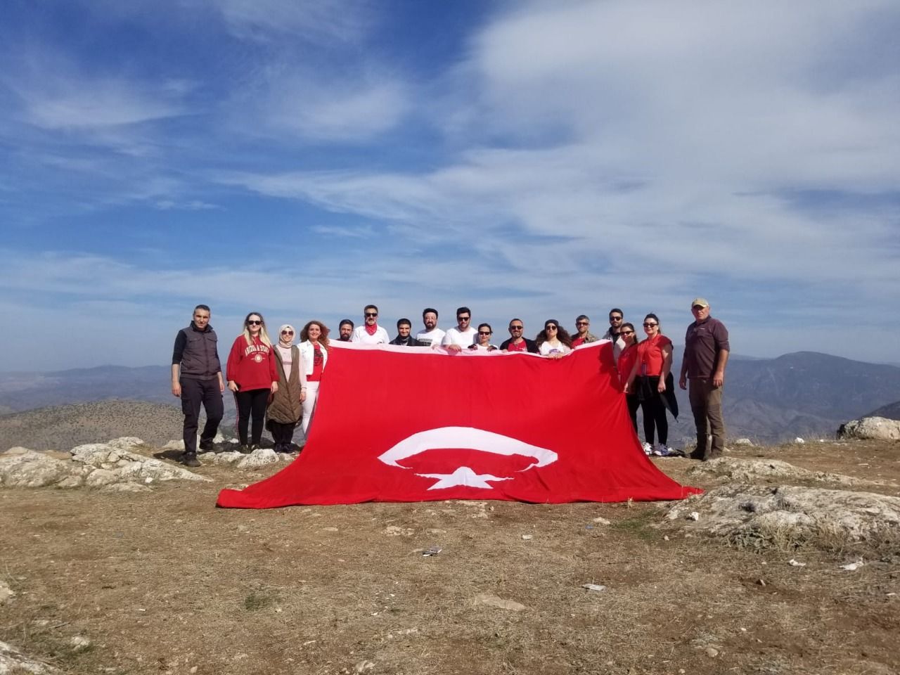 960 Metre Yüksekte Cumhuriyetin 100. Yılını Kutladılar