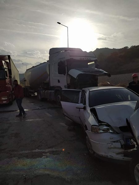 Şehzadeler tünelinde tır ve 4 otomobilin karıştığı zincirleme kaza: 5 yaralı