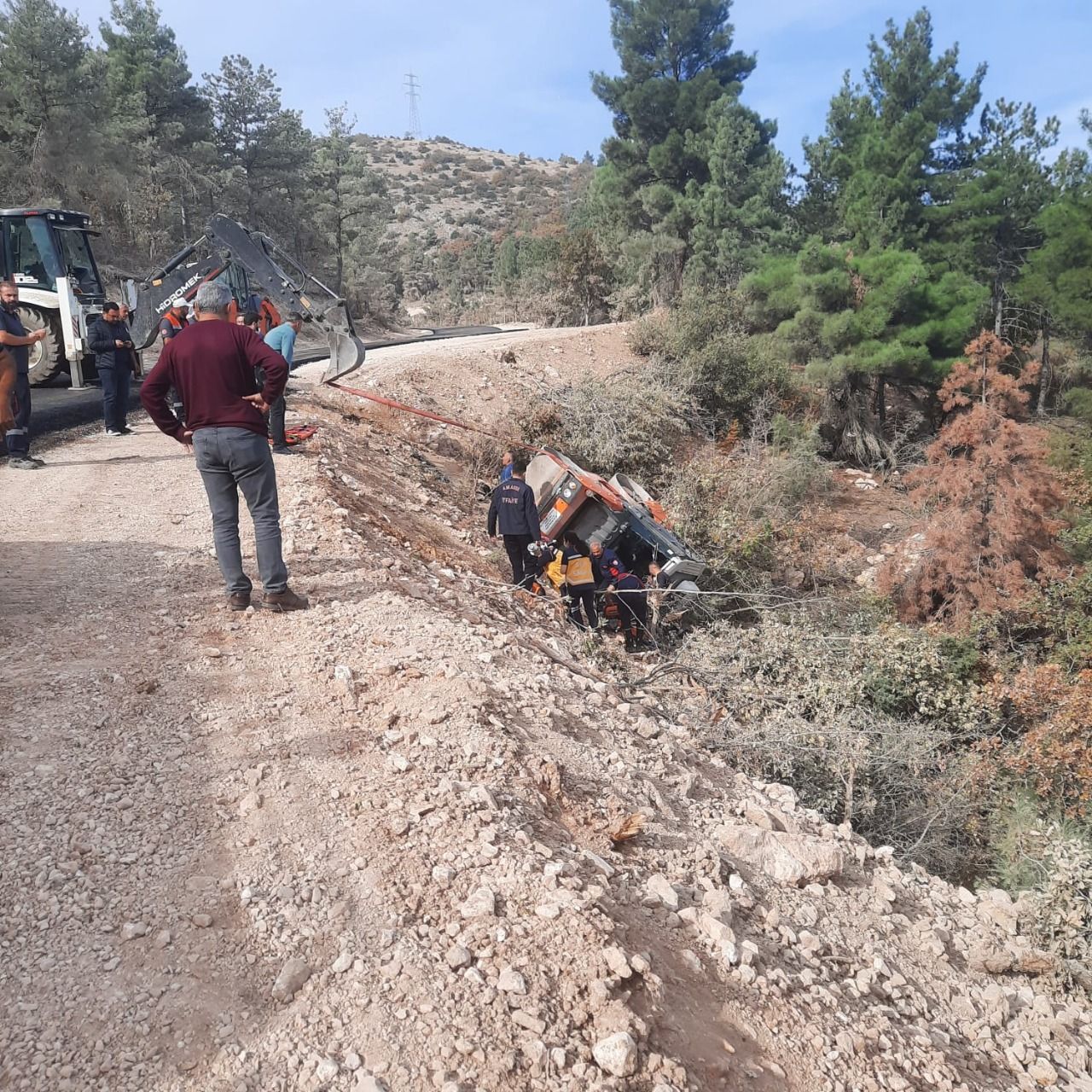 Amasya’da İş makinesi şarampole devrildi: 1 yaralı