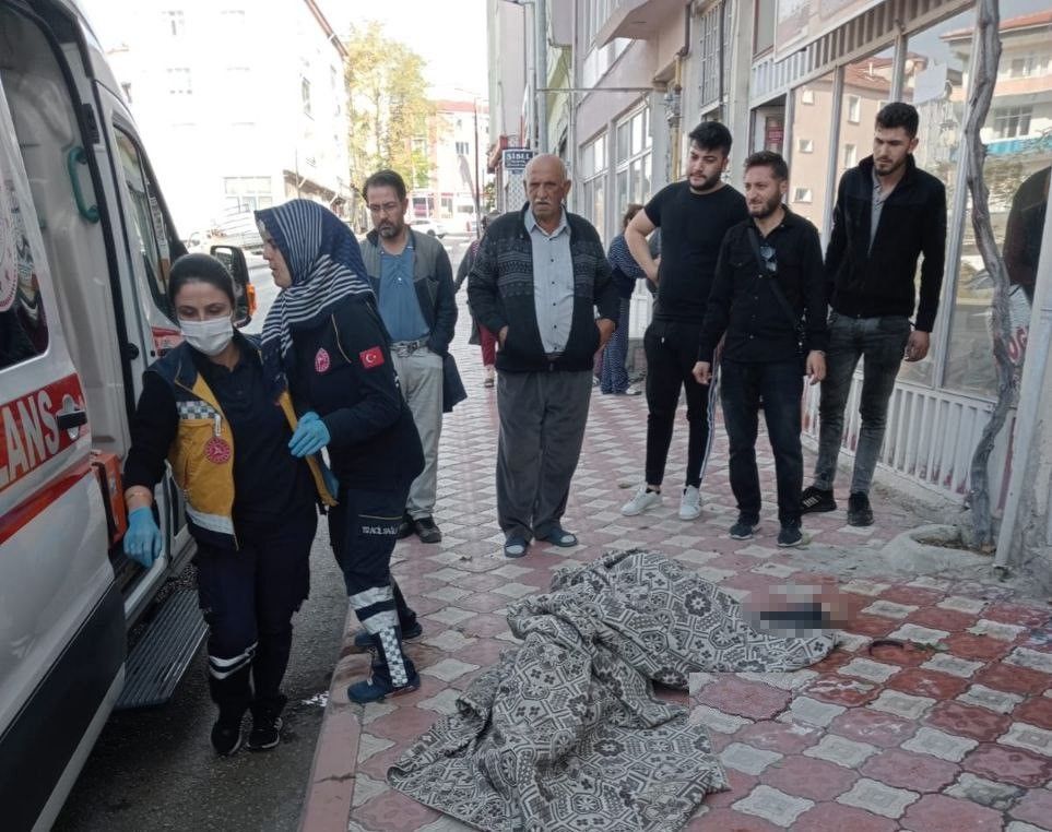 Balkondan düşen yaşlı adam hayatını kaybetti