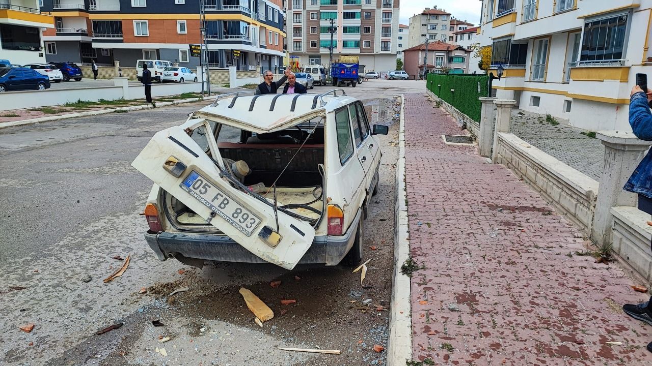 Suluova’da fırtına çatıları uçurdu ağaç ve elektrik direklerini devirdi