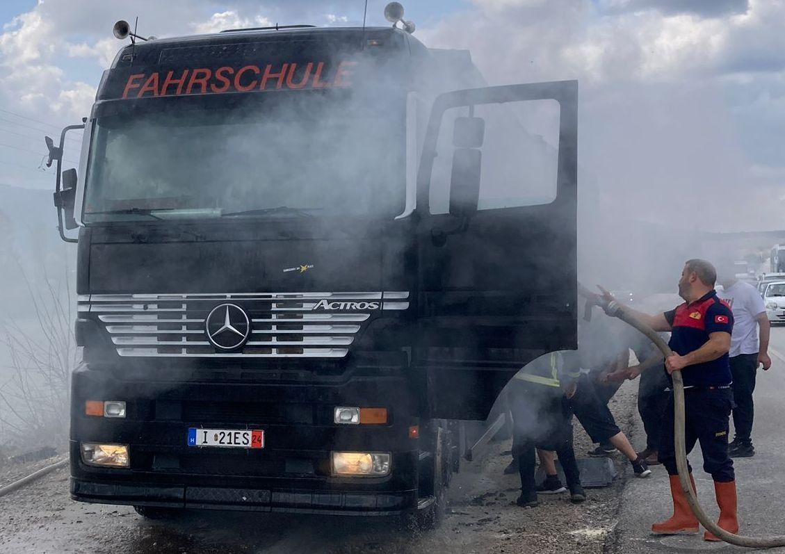 Gümüşhacıköy’de Hurda Yüklü Tır Alev Aldı