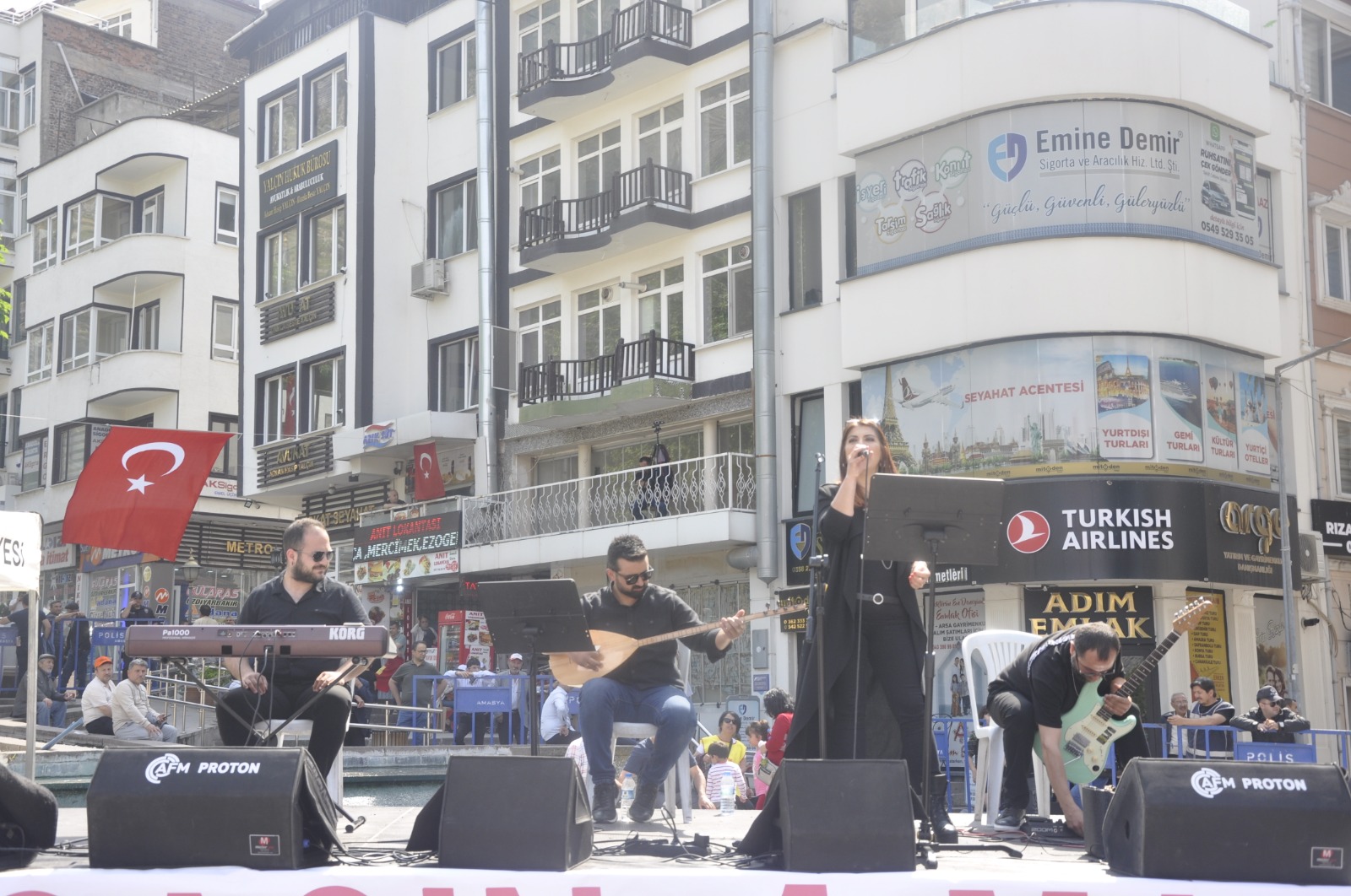 1 Mayıs İşçi Bayramı’nın gerekçesiyle Amasya Anıt Meydanı’nda düzenlenen etkinlikler kapsamında anlamlı bir çelenek sunumu gerçekleştirildi. Bu özel gün, işçi sınıfının tarih boyunca verdiği mücadeleyi anma, emeğin değerine vurgu yapma ve işçi haklarının önemini vurgulama amacı taşıyordu.