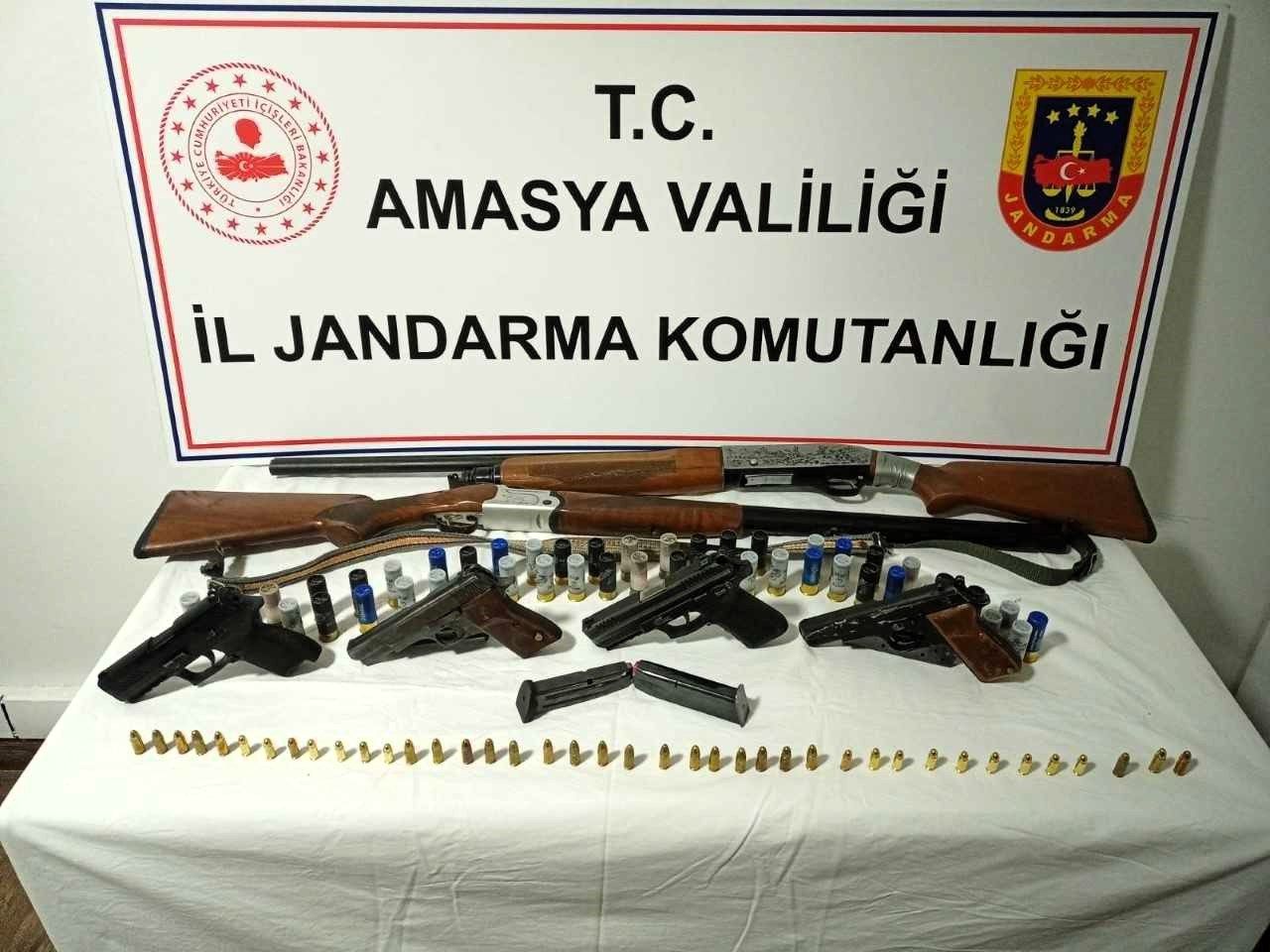 Amasya’da Gazinoya Yapılan Operasyonda 6 Ruhsatsız Silah Ele Geçirildi